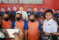 Satreskrim Polres Jombang ketika menggelar konferensi pers kasus penyalahgunaan BBM, Selasa (17/12/2024) 