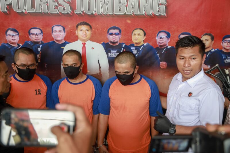 Satreskrim Polres Jombang ketika menggelar konferensi pers kasus penyalahgunaan BBM, Selasa (17/12/2024) 