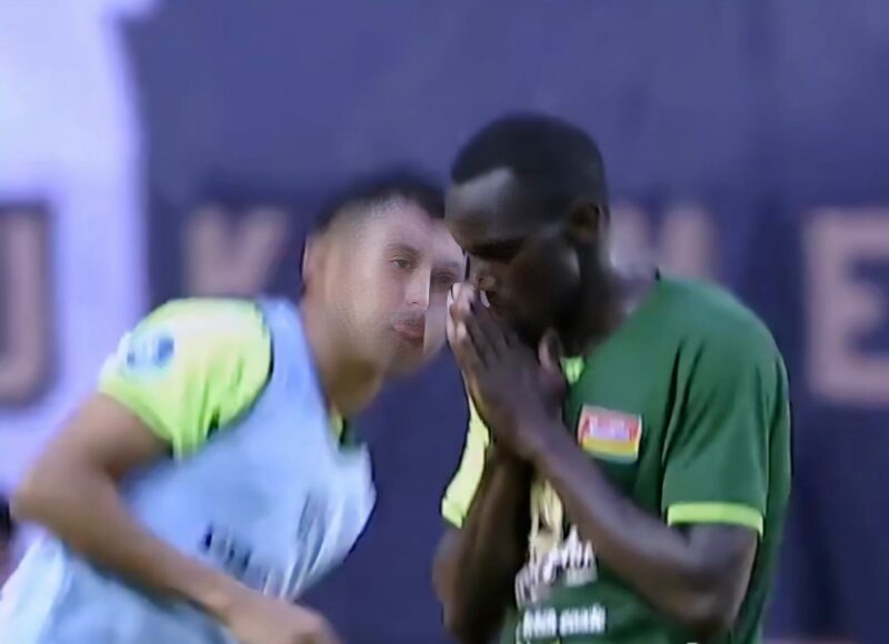 Flavio Silva usai mencetak gol ke-empat Persebaya Surabaya ke gawang Persik Kediri dalam laga lanjutan BRI Liga 1, di Stadion Gelora Bung Tomo, Rabu (11/12/2024). 