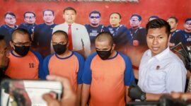 Satreskrim Polres Jombang ketika menggelar konferensi pers kasus penyalahgunaan BBM subsidi, Selasa (17/12/2024). Tiga tersangka telah diamankan dalam kasus ini, namun pelaku utama masih dalam proses pengejaran Satreskrim Polres Jombang