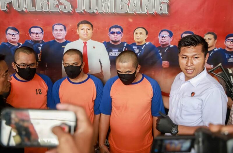 Satreskrim Polres Jombang ketika menggelar konferensi pers kasus penyalahgunaan BBM subsidi, Selasa (17/12/2024). Tiga tersangka telah diamankan dalam kasus ini, namun pelaku utama masih dalam proses pengejaran Satreskrim Polres Jombang