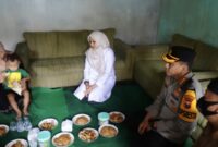 Kapolresta Banyuwangi, dan Bupati Banyuwangi ketika berada di rumah Almarhum Anung Puji, kurir paket yang meninggal akibat tertimpa pohon tumbang. Senin (10/2/2025). Foto /dok sentralmerahputih.com