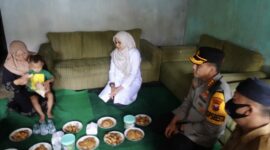 Kapolresta Banyuwangi, dan Bupati Banyuwangi ketika berada di rumah Almarhum Anung Puji, kurir paket yang meninggal akibat tertimpa pohon tumbang. Senin (10/2/2025). Foto /dok sentralmerahputih.com