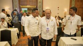 Ketua Dewan Penasehat Kadin Jatim, LaNyalla Mattalitti bersama Ketua Umum Kadin Indonesia Anindya Bakrie dalam acara Musyawarah Provinsi (Musprov) ke-VIII Kadin Jatim, di Hotel Shangri-la, Surabaya, Senin (10/2/2025). Foto : dok sentralmerahputih.id
