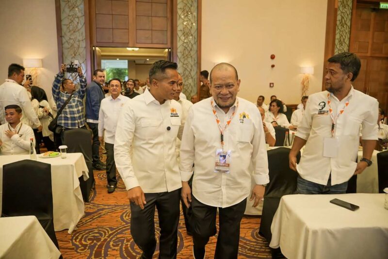 Ketua Dewan Penasehat Kadin Jatim, LaNyalla Mattalitti bersama Ketua Umum Kadin Indonesia Anindya Bakrie dalam acara Musyawarah Provinsi (Musprov) ke-VIII Kadin Jatim, di Hotel Shangri-la, Surabaya, Senin (10/2/2025). Foto : dok sentralmerahputih.id