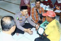 Selain mendapat layanan pengobatan gratis, warga juga mendapat bingkisan sembako dari Polres Gresik, dalam Kegiatan Bakti Sosial Kesehatan Gratis yang digelar di Masjid Nurul Bahari, Kawasan Pelabuhan, Gresik, Rabu (19/3/2025).Foto/humas