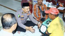 Selain mendapat layanan pengobatan gratis, warga juga mendapat bingkisan sembako dari Polres Gresik, dalam Kegiatan Bakti Sosial Kesehatan Gratis yang digelar di Masjid Nurul Bahari, Kawasan Pelabuhan, Gresik, Rabu (19/3/2025).Foto/humas