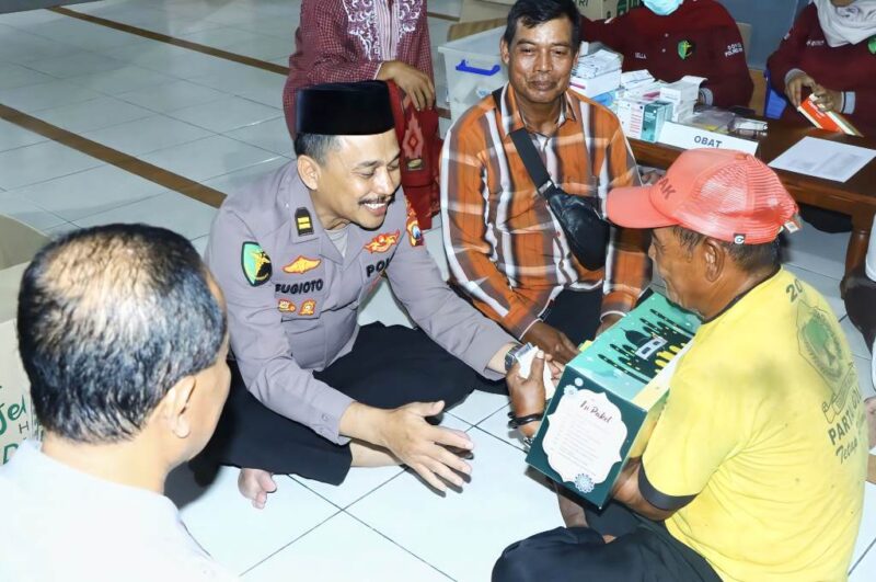 Selain mendapat layanan pengobatan gratis, warga juga mendapat bingkisan sembako dari Polres Gresik, dalam Kegiatan Bakti Sosial Kesehatan Gratis yang digelar di Masjid Nurul Bahari, Kawasan Pelabuhan, Gresik, Rabu (19/3/2025).Foto/humas