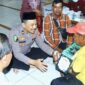 Selain mendapat layanan pengobatan gratis, warga juga mendapat bingkisan sembako dari Polres Gresik, dalam Kegiatan Bakti Sosial Kesehatan Gratis yang digelar di Masjid Nurul Bahari, Kawasan Pelabuhan, Gresik, Rabu (19/3/2025).Foto/humas