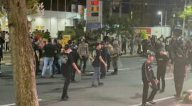 Aparat kepolisian memukul mundur pendemo tolak revisi UU TNI dari depan Gedung Grahadi hingga ke Jalan Pemuda, Surabaya, Senin (24/3/2025). Foto : dok humas AWS