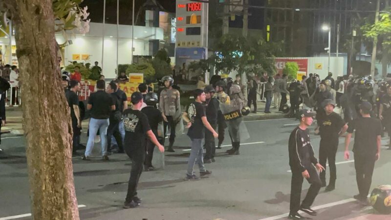 Aparat kepolisian memukul mundur pendemo tolak revisi UU TNI dari depan Gedung Grahadi hingga ke Jalan Pemuda, Surabaya, Senin (24/3/2025). Foto : dok humas AWS