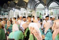 Kapolres Gresik, AKBP Rovan Richard Mahenu bersama Bupati Gresik, Fandi Akhmad Yani berbaur dengan pengunjung Acara Malam Selawe di Makam Sunan Giri, Gresik, Senin (24/3/2025). Foto : dok humas Polres Gresik