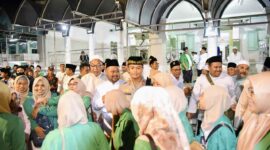 Kapolres Gresik, AKBP Rovan Richard Mahenu bersama Bupati Gresik, Fandi Akhmad Yani berbaur dengan pengunjung Acara Malam Selawe di Makam Sunan Giri, Gresik, Senin (24/3/2025). Foto : dok humas Polres Gresik