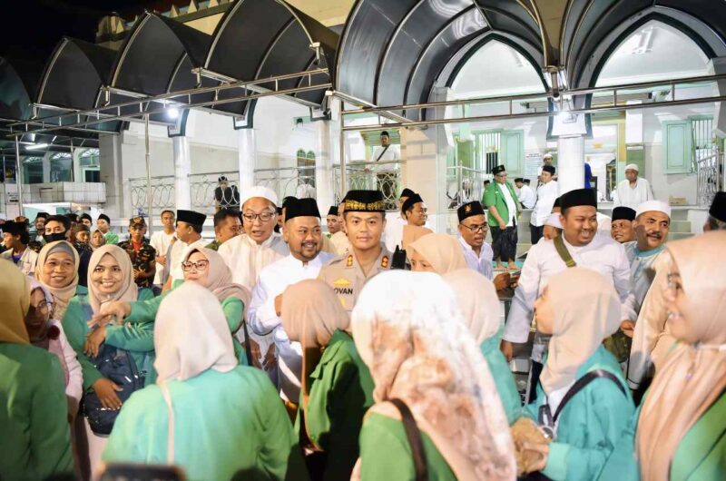 Kapolres Gresik, AKBP Rovan Richard Mahenu bersama Bupati Gresik, Fandi Akhmad Yani berbaur dengan pengunjung Acara Malam Selawe di Makam Sunan Giri, Gresik, Senin (24/3/2025). Foto : dok humas Polres Gresik