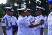 Dankodikdukum Laksma TNI Bisyar Adib ketika memimpin upacara penutupan Diktukba TNI AL Angkatan 55 TA 2025, di Lapangan Kodikdukum, Surabaya, Selasa (25/3/2025). Foto/Ist.