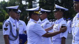 Dankodikdukum Laksma TNI Bisyar Adib ketika memimpin upacara penutupan Diktukba TNI AL Angkatan 55 TA 2025, di Lapangan Kodikdukum, Surabaya, Selasa (25/3/2025). Foto/Ist.
