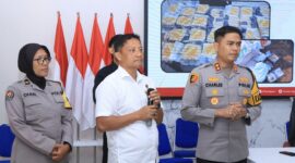 Kapolres Ngawi, AKBP Charles Pandapotan, didampingi Kasat Narkoba Polres Ngawi, AKP Marji Wibowo ketika konferensi pers di Mapolres Ngawi. Foto/Ist