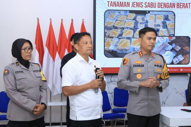 Kapolres Ngawi, AKBP Charles Pandapotan, didampingi Kasat Narkoba Polres Ngawi, AKP Marji Wibowo ketika konferensi pers di Mapolres Ngawi. Foto/Ist