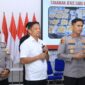 Kapolres Ngawi, AKBP Charles Pandapotan, didampingi Kasat Narkoba Polres Ngawi, AKP Marji Wibowo ketika konferensi pers di Mapolres Ngawi. Foto/Ist
