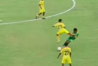 Pemain Putra Jaya Pasuruan (kuning) ketika melakukan pelanggaran keras kepada pemain Perseta Tulungagung di ajang Liga 4 Kapal Api Piala Gubernur Jatim 2025-2026, di Stadion Bangkalan Madura. Foto/ist