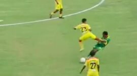 Pemain Putra Jaya Pasuruan (kuning) ketika melakukan pelanggaran keras kepada pemain Perseta Tulungagung di ajang Liga 4 Kapal Api Piala Gubernur Jatim 2025-2026, di Stadion Bangkalan Madura. Foto/ist