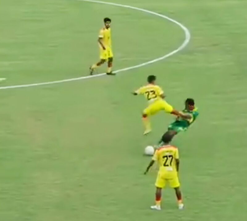 Pemain Putra Jaya Pasuruan (kuning) ketika melakukan pelanggaran keras kepada pemain Perseta Tulungagung di ajang Liga 4 Kapal Api Piala Gubernur Jatim 2025-2026, di Stadion Bangkalan Madura. Foto/ist