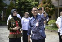 Kepala Dinas Pendidikan Jatim, Aries Agung Paewai bersama Wali Kota Kediri meninjau bangunan SMAN 3 Kediri usai musibah pohon tumbang, Rabu (7/1/2026). Foto/Ist