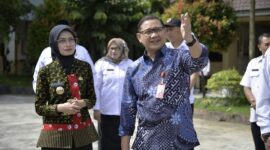 Kepala Dinas Pendidikan Jatim, Aries Agung Paewai bersama Wali Kota Kediri meninjau bangunan SMAN 3 Kediri usai musibah pohon tumbang, Rabu (7/1/2026). Foto/Ist