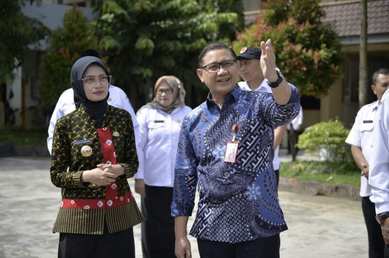 Kepala Dinas Pendidikan Jatim, Aries Agung Paewai bersama Wali Kota Kediri meninjau bangunan SMAN 3 Kediri usai musibah pohon tumbang, Rabu (7/1/2026). Foto/Ist
