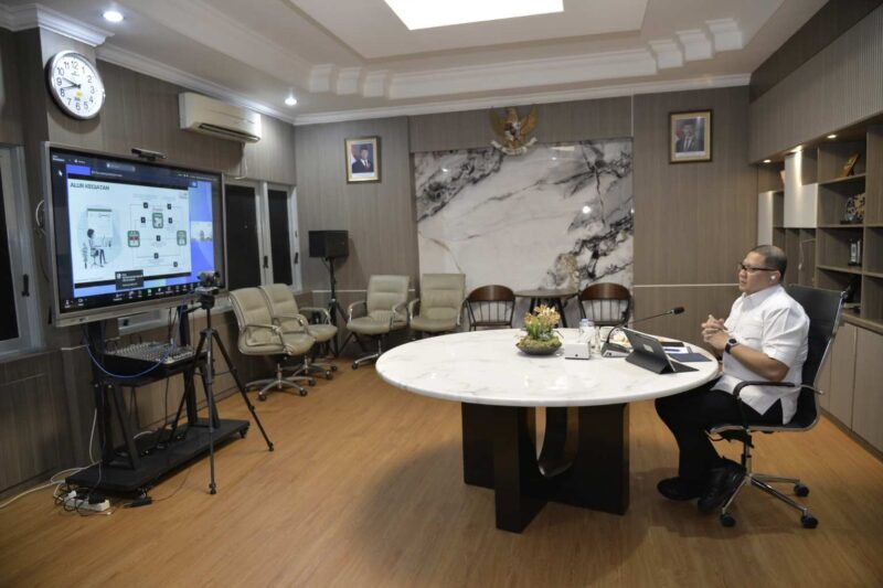 Kepala Dinas Pendidikan Jawa Timur (Kadindik Jatim) Aries Agung Paewai, ketika mengikuti zoom kegiatan Sosialisasi Survei Penilaian Integritas Pendidikan (SPI Pendidikan) Tahun 2026 yang diselenggarakan oleh Komisi Pemberantasan Korupsi (KPK).Foto/Ist