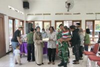 Babinsa Koramil 03 Serengan Kodim 0735/Surakarta Serka Suwarno melaksanakan kegiatan pendampingan Pos Pelayanan Terpadu (Posyandu) Anak di Aula Kelurahan Serengan, Kecamatan Serengan, Kota Surakarta, Sabtu (11/04/2026).