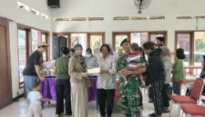 Babinsa Koramil 03 Serengan Kodim 0735/Surakarta Serka Suwarno melaksanakan kegiatan pendampingan Pos Pelayanan Terpadu (Posyandu) Anak di Aula Kelurahan Serengan, Kecamatan Serengan, Kota Surakarta, Sabtu (11/04/2026).
