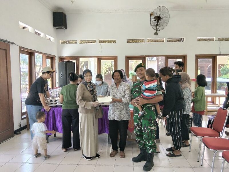 Babinsa Koramil 03 Serengan Kodim 0735/Surakarta Serka Suwarno melaksanakan kegiatan pendampingan Pos Pelayanan Terpadu (Posyandu) Anak di Aula Kelurahan Serengan, Kecamatan Serengan, Kota Surakarta, Sabtu (11/04/2026).
