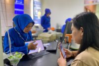 Nasabah BRI Ngawi mendapat penjelasan mengenai Tabungan Emas melalui Aplikasi BRIMO. Foto/Ist