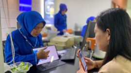 Nasabah BRI Ngawi mendapat penjelasan mengenai Tabungan Emas melalui Aplikasi BRIMO. Foto/Ist