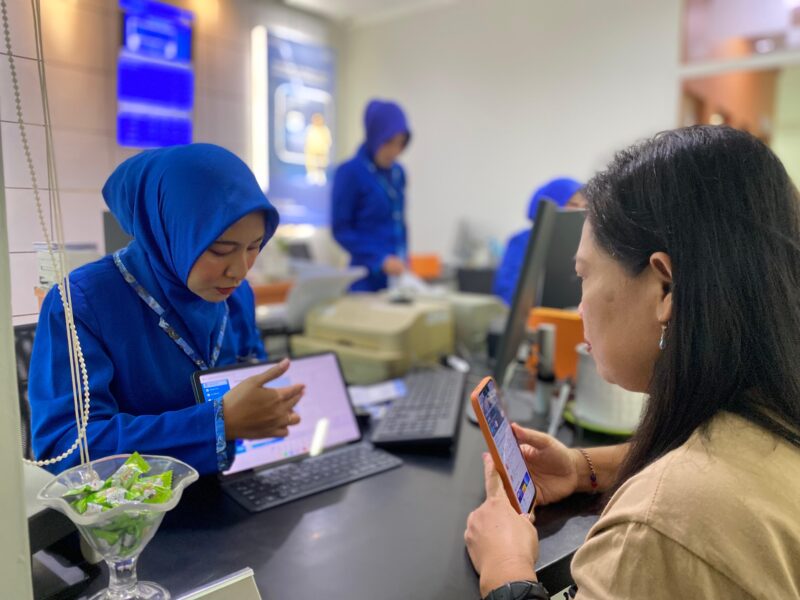 Nasabah BRI Ngawi mendapat penjelasan mengenai Tabungan Emas melalui Aplikasi BRIMO. Foto/Ist