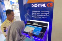_(Ilustrasi Satpam BRI sedang mengarahkan nasabah menggunakan mesin digital CS)_