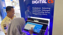 _(Ilustrasi Satpam BRI sedang mengarahkan nasabah menggunakan mesin digital CS)_