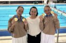 Aulia Zulfa Ramadani dan Gendhis Syarifah Irfaniar bersama sang pelatih Sabrina Septi usai meraih medali emas kedua di Kejurnas Akuatik 2026. Foto/ist