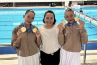 Aulia Zulfa Ramadani dan Gendhis Syarifah Irfaniar bersama sang pelatih Sabrina Septi usai meraih medali emas kedua di Kejurnas Akuatik 2026. Foto/ist