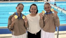 Aulia Zulfa Ramadani dan Gendhis Syarifah Irfaniar bersama sang pelatih Sabrina Septi usai meraih medali emas kedua di Kejurnas Akuatik 2026. Foto/ist