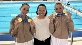 Aulia Zulfa Ramadani dan Gendhis Syarifah Irfaniar bersama sang pelatih Sabrina Septi usai meraih medali emas kedua di Kejurnas Akuatik 2026. Foto/ist