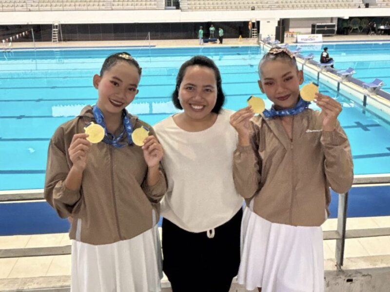 Aulia Zulfa Ramadani dan Gendhis Syarifah Irfaniar bersama sang pelatih Sabrina Septi usai meraih medali emas kedua di Kejurnas Akuatik 2026. Foto/ist