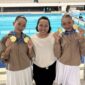 Aulia Zulfa Ramadani dan Gendhis Syarifah Irfaniar bersama sang pelatih Sabrina Septi usai meraih medali emas kedua di Kejurnas Akuatik 2026. Foto/ist