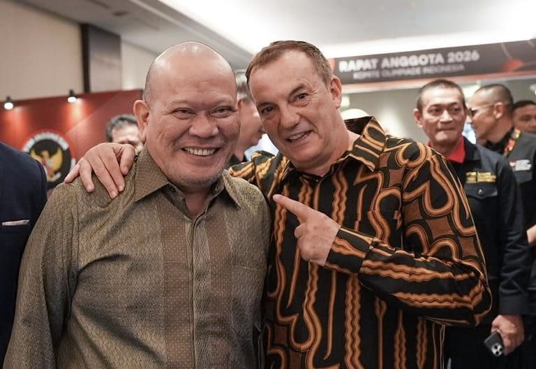 Ketua Umum PBMI AA LaNyalla Mahmud Mattalitti ketika bersama Sekretaris Jenderal IFMA Stephan Fox dalam Rapat Anggota Komite Olahraga Indonesia (KOI) di Jakarta (9/5/2026).foto : dok/ist
