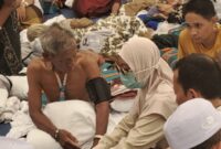 Salah satu Jamaah Haji Kloter 72 Bangkalan ketika diberikan perawatan medis karena mengalami kelaparan akibat terlambatnya konsumsi makanan. Foto/Ist