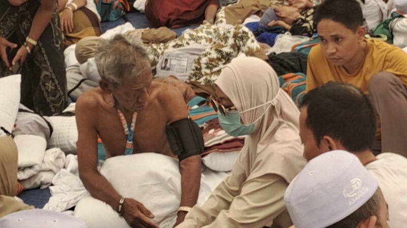 Salah satu Jamaah Haji Kloter 72 Bangkalan ketika diberikan perawatan medis karena mengalami kelaparan akibat terlambatnya konsumsi makanan. Foto/Ist