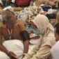 Salah satu Jamaah Haji Kloter 72 Bangkalan ketika diberikan perawatan medis karena mengalami kelaparan akibat terlambatnya konsumsi makanan. Foto/Ist