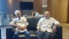 Ketua INI Kota Surabaya, Samsurin (kiri) ketika bersama Anggota DPD RI AA. Lanyalla Mahmud Mattalitti. Foto/Ist