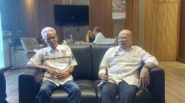 Ketua INI Kota Surabaya, Samsurin (kiri) ketika bersama Anggota DPD RI AA. Lanyalla Mahmud Mattalitti. Foto/Ist